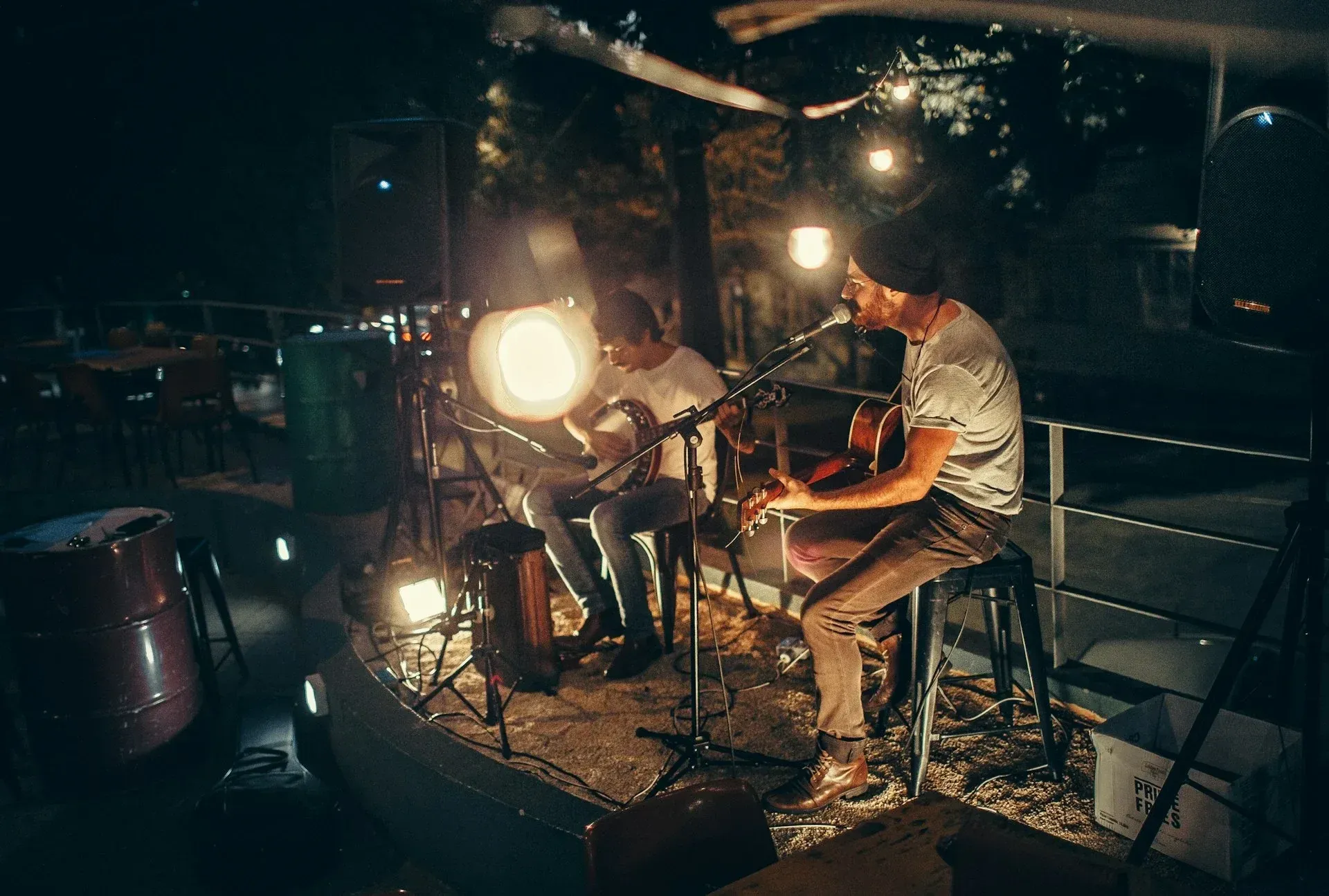Concert acoustique en plein air sur la scène de The Place to Be à Saint-Pierre-la-Mer