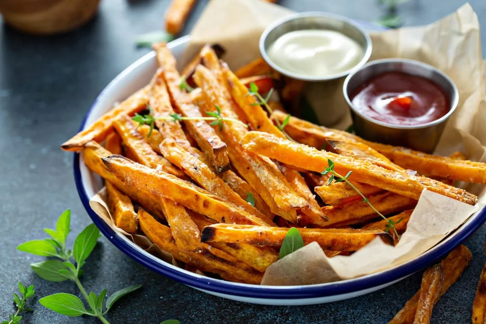 Cornet de frites maison croustillantes avec sauces mayo et ketchup