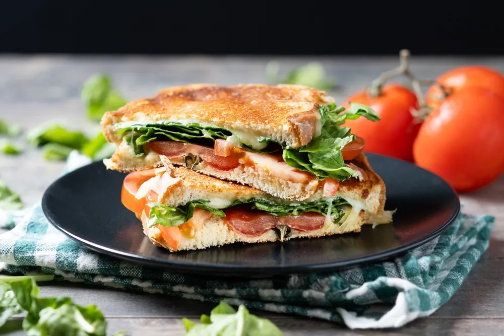 Sandwich revisité grillé garni salade tomate et charcuterie