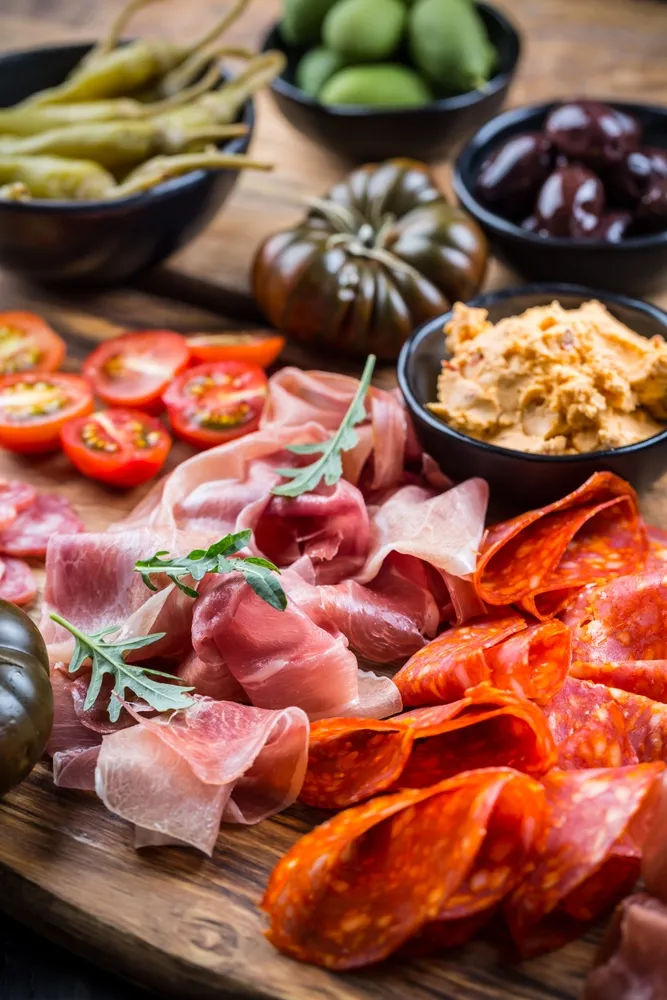 Plateau de tapas avec charcuterie ibérique, jambon, chorizo et olives